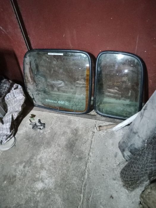 Заднє  скло Рено канго, розпашонка.