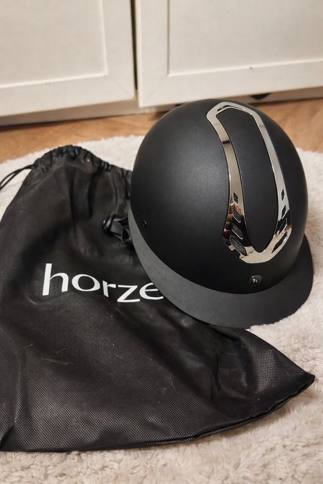 Kask jeździecki z szerokim daszkiem