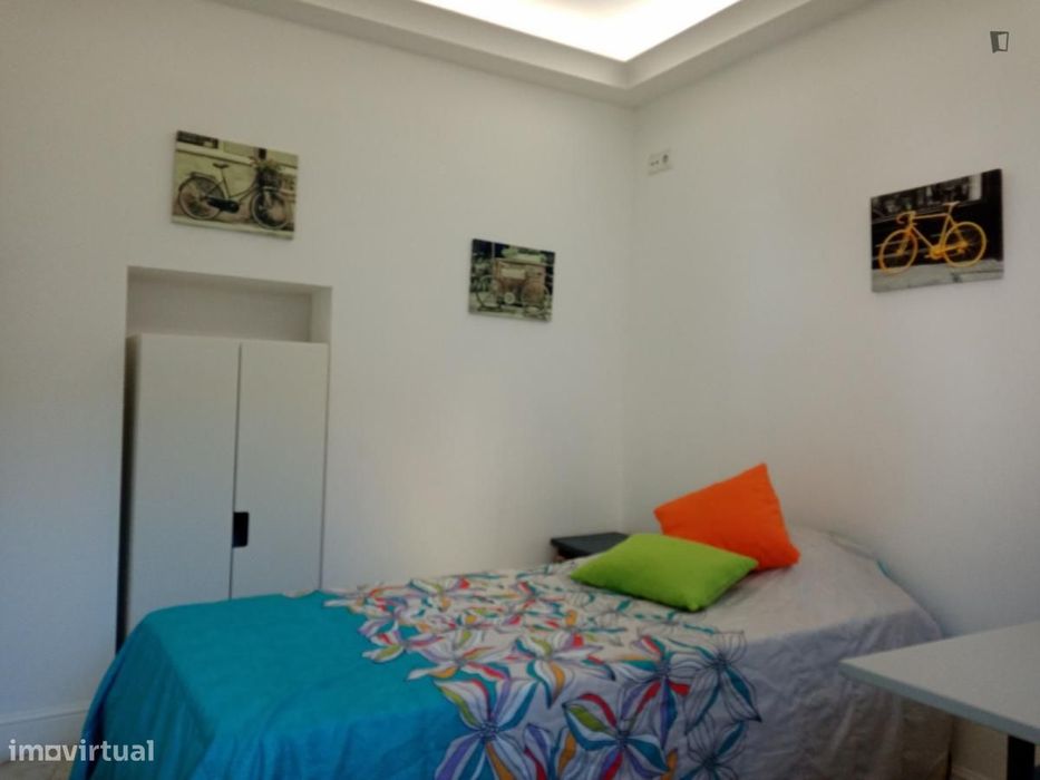 Quarto - localizado em Campolide Lisbon