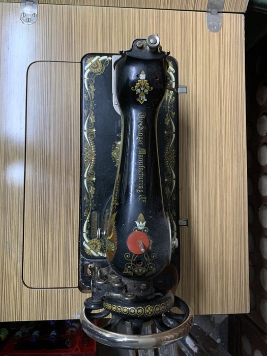 Vende-se maquina costura singer antiga que recolhe dentro de movel