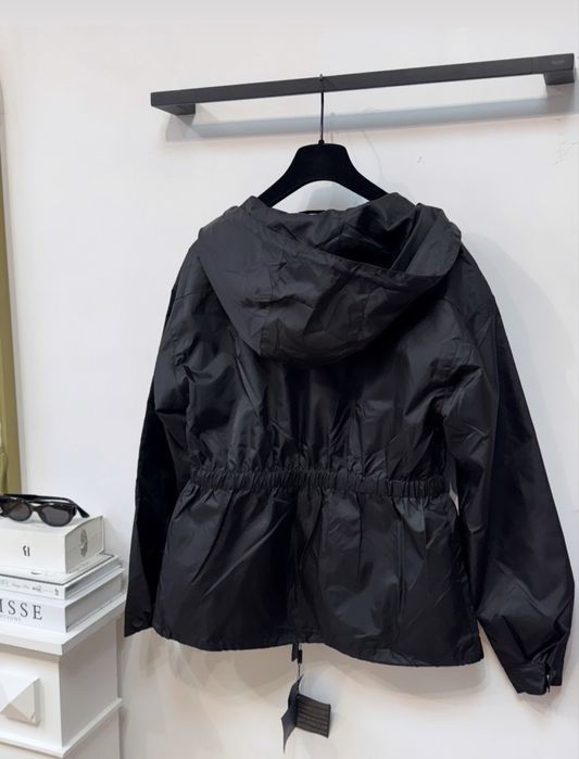 Трендова вітровка Прад