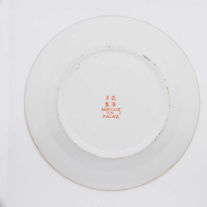 Chávena com pires pintados à mão em porcelana de Macau