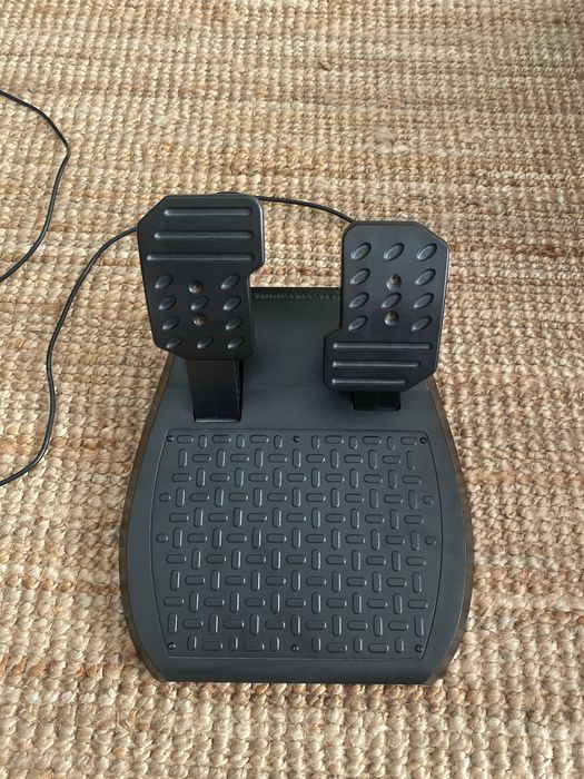 Pedais thrustmaster