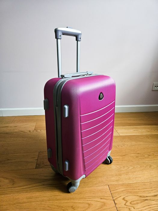 Walizka kabinowa fuksja skrętne kółka 360 + gratis zawieszka