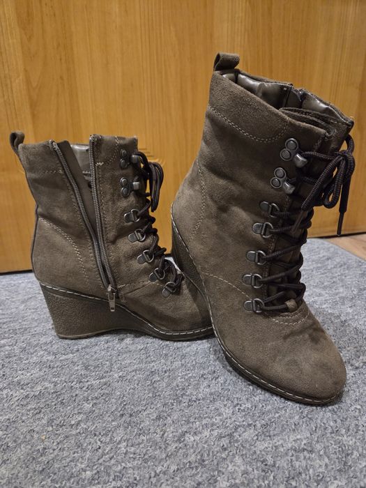 Buty ocieplone na koturnie 38