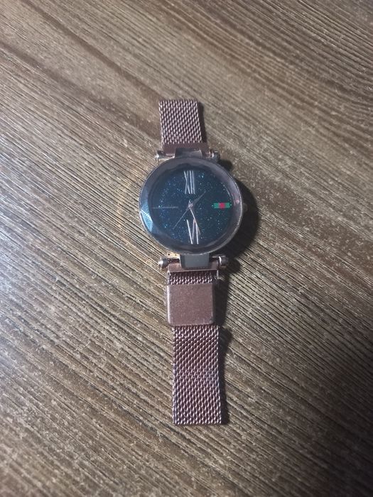 Жіночий годинник на магнітній застібці