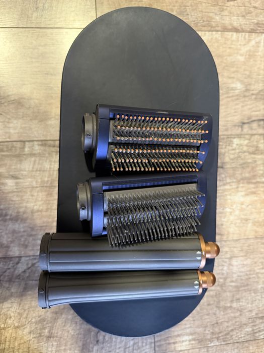Кейс та насадки для стайлера Dyson