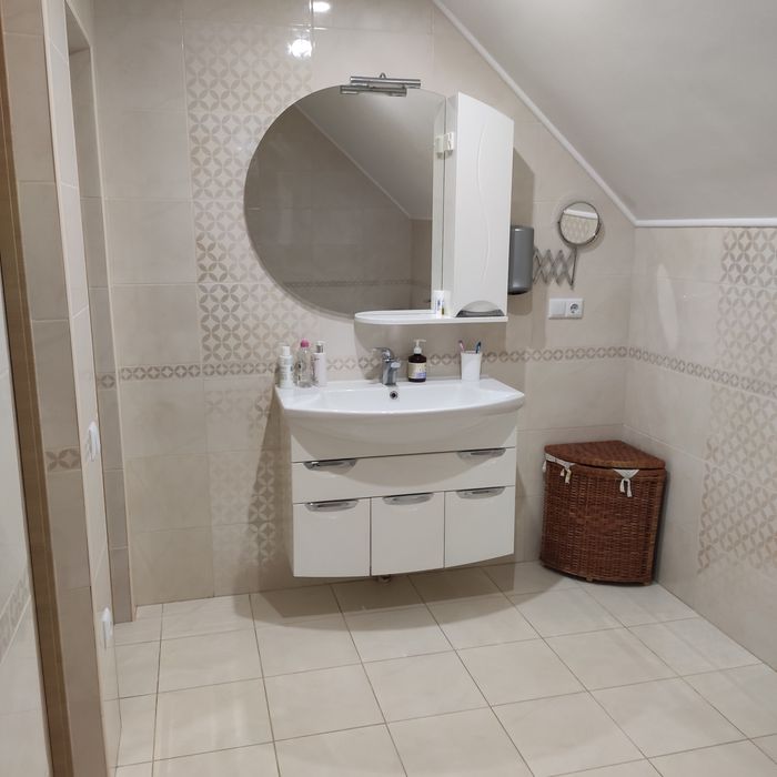 Продається будинок 142м2, 4 кімнати, 6 соток землі, 2 санвузла.