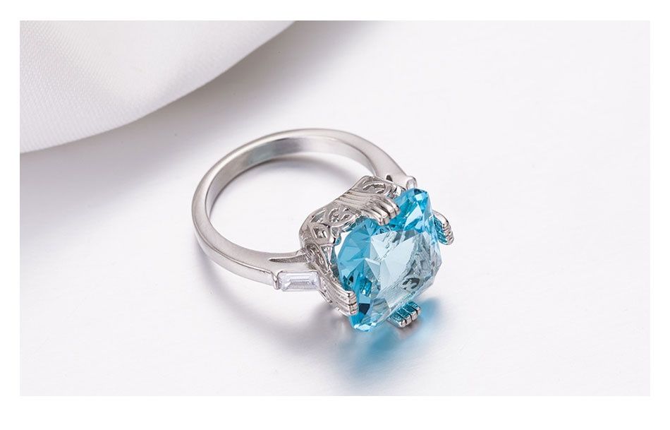 Жіноча каблучка з великим кристалом «Sky Blue» у стилі Luxury
