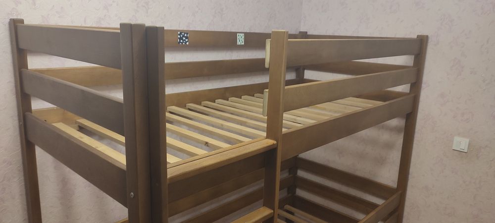 Продам двоярусну дерев'яну кровать