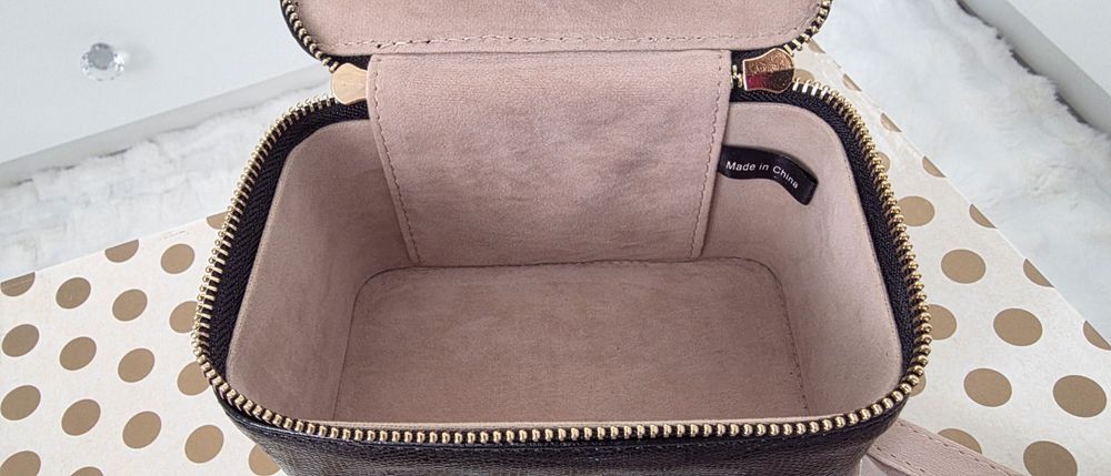 Szkatułka na biżuterię z welurowym wnętrzem