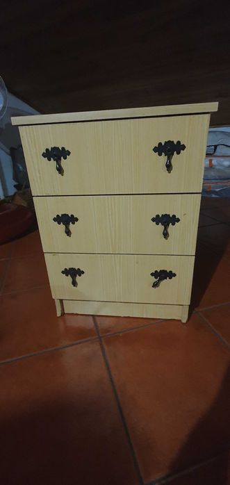 Mesa de cabeceira laminado em cor de pinho.
