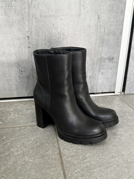 Botki na słupku Clara Barson WS5881-03