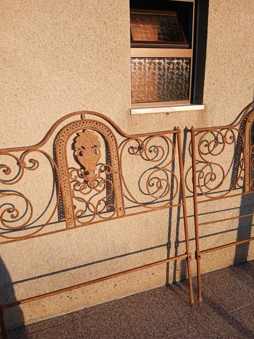 Estrutura de Cama Antiga em Ferro