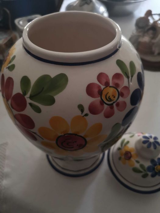 pote e prato pintados à mão