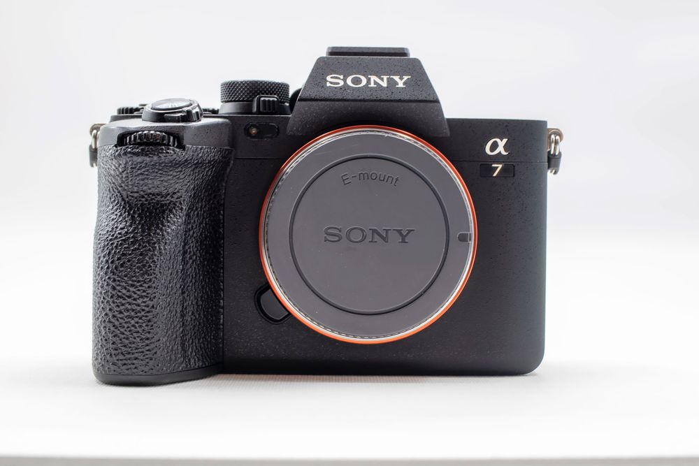 Sony A7 IV — Corpo impecável, acessórios originais e caixa