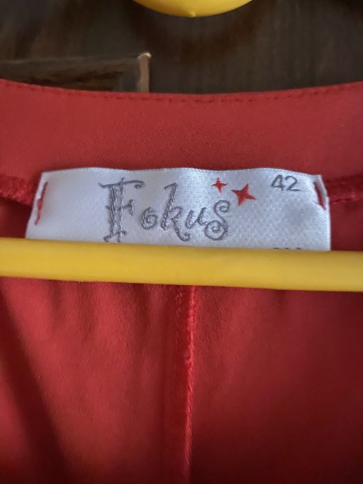 Sukienka fokus na wesele mama pana mlodego panny mlodej czerwona