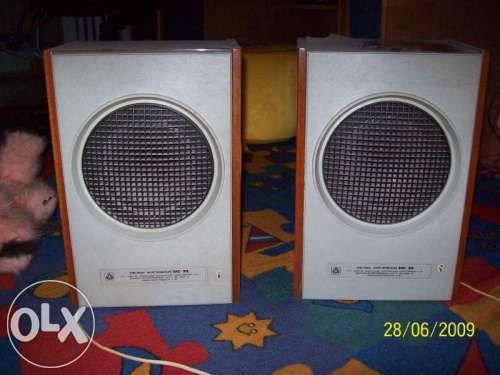 stary rosyjski adapter, gramofon z radiem i kolumnami