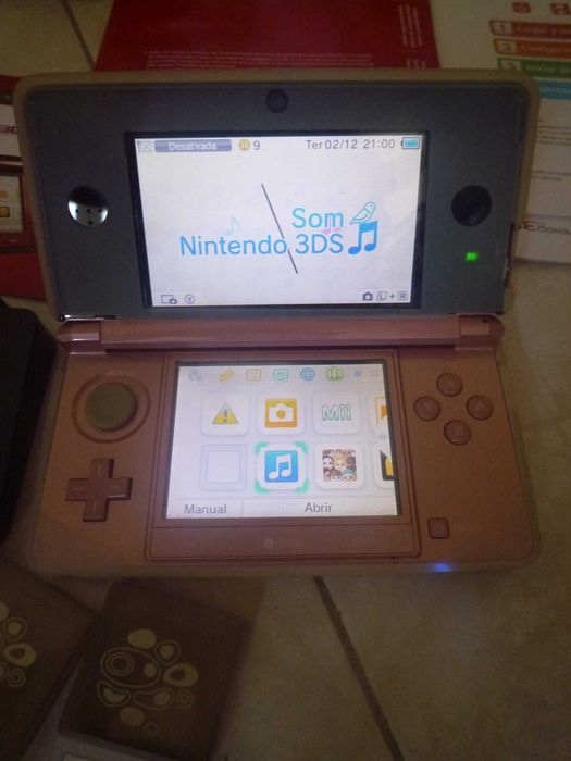 Nintendo 3DS com caixa, livro de instruções, capa, carregador  4 jogos