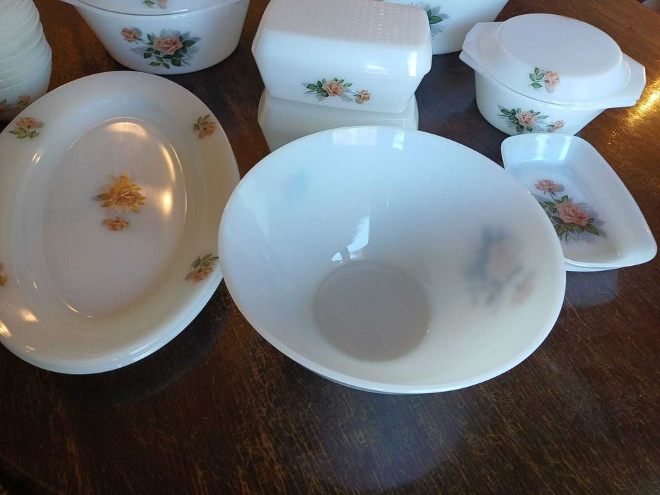 Serviço de Jantar e chá, em loiça Pyrex branco c desenho de rosas / Arcopal - France (71 Peças)
