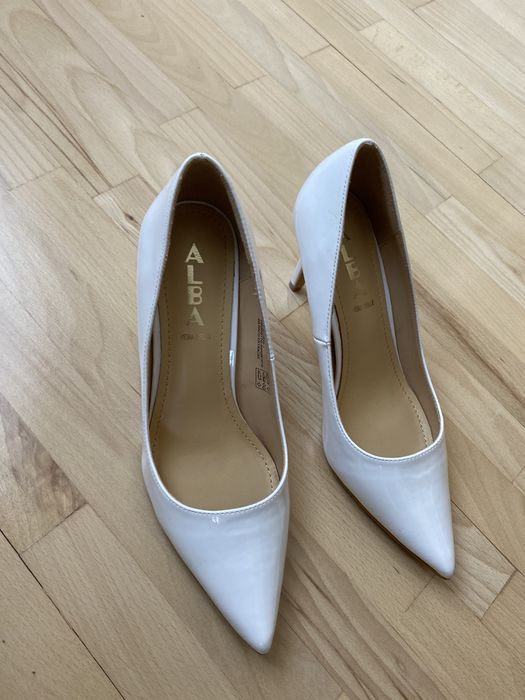 Туфлі білі дуже елегантні