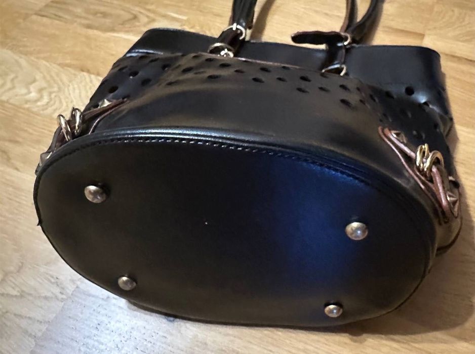 Чорна сумка жіноча з перфорацією