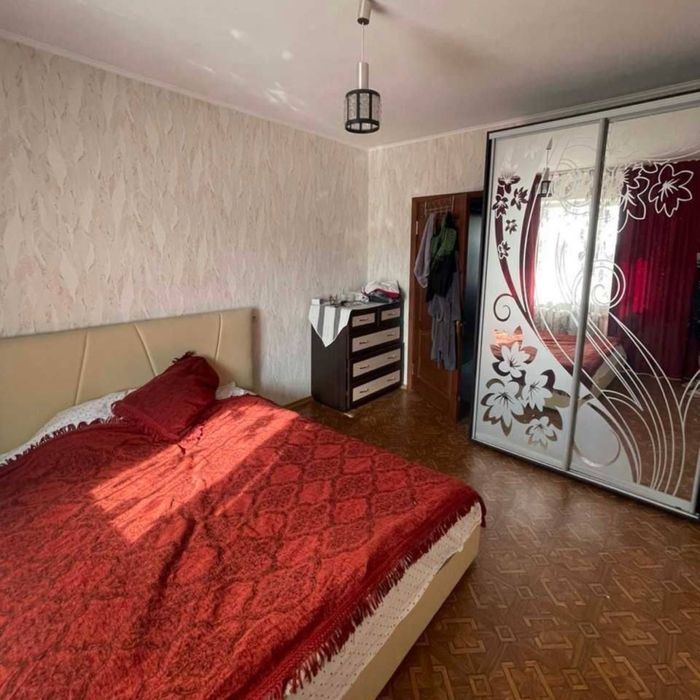 Сади -1 поруч з зупинкою