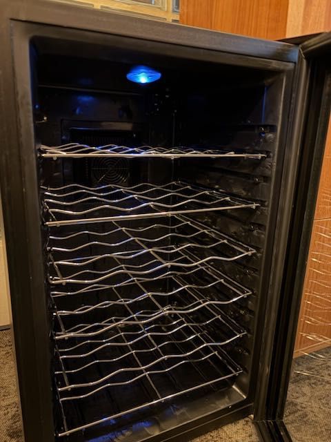 Lodówka na wino na 24 but.