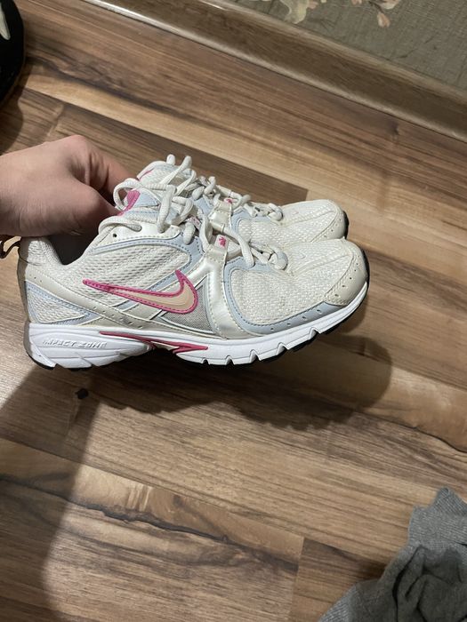 Продам жіночі кросівки nike