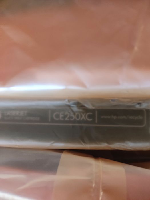 Toner original CE251A e CE250X embalados.