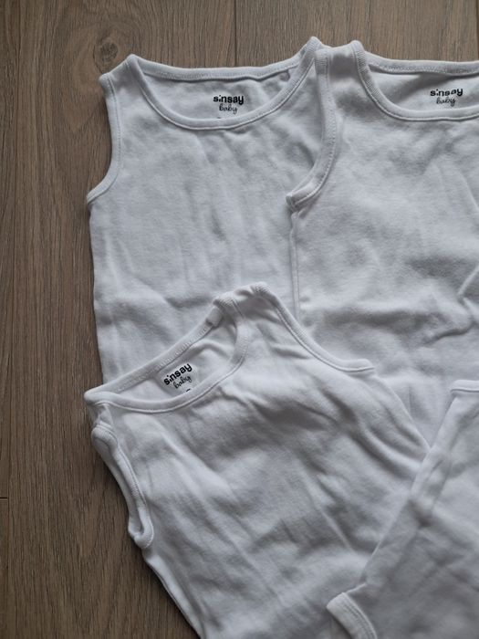Sinsay 68 body bez rękawów 5x body. Stan bardzo dobry. Cena za całość.