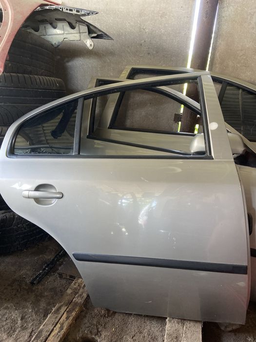 Двері передні Skoda Octavia Tour