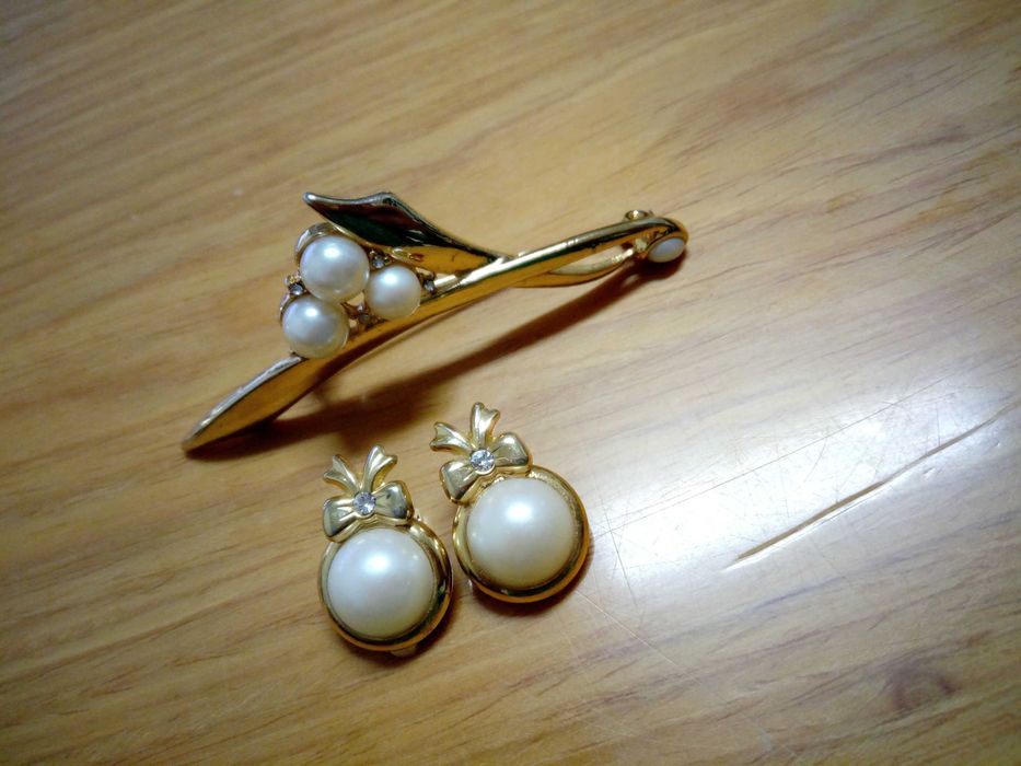 Conjunto Novo: Brincos e Alfinete de adorno banhados a ouro e pérolas