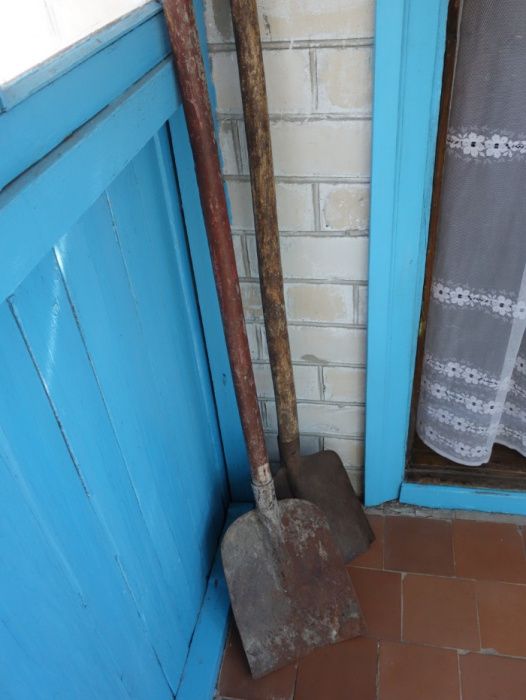 Лопати з довгою ручкою міцні випробувані 190 грн/шт.