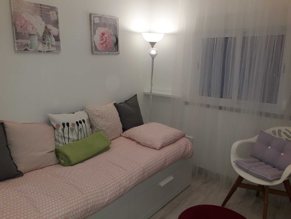 Alugo Quarto  equipado com frigorífico e TV LED no interior