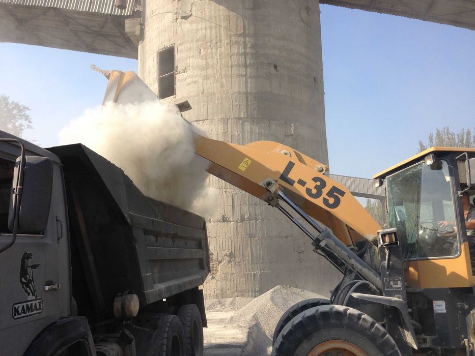 Шлак, песок, бут, щебень, отсев, чернозем, глина. Вывоз мусора.