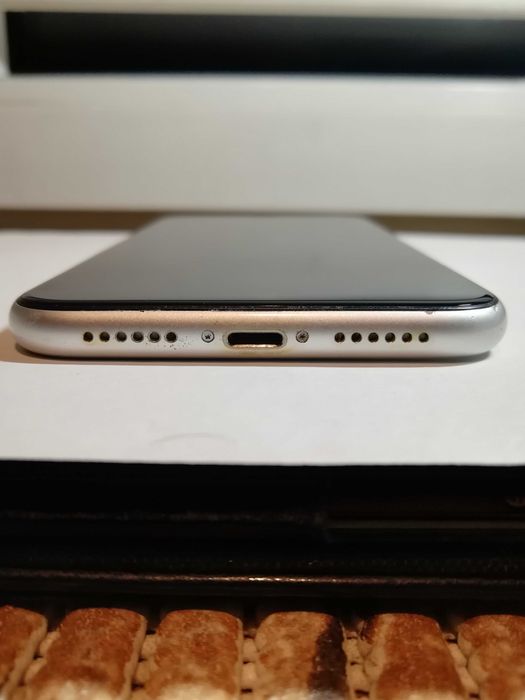 iPhone xr 64 Gb  (На запчастини) Включається і заряджається.