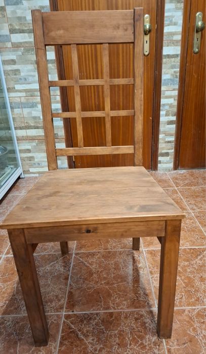 set de cadeiras e mesa