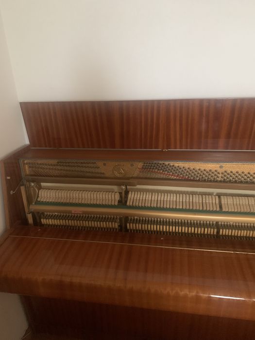 Piękne drewniane pianino CALISIA