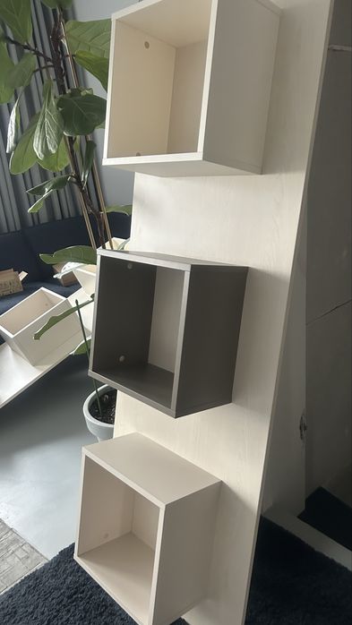 Półka wiszaca z kubikami