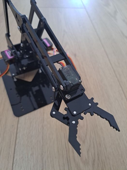 Ramię robota na 4 servo