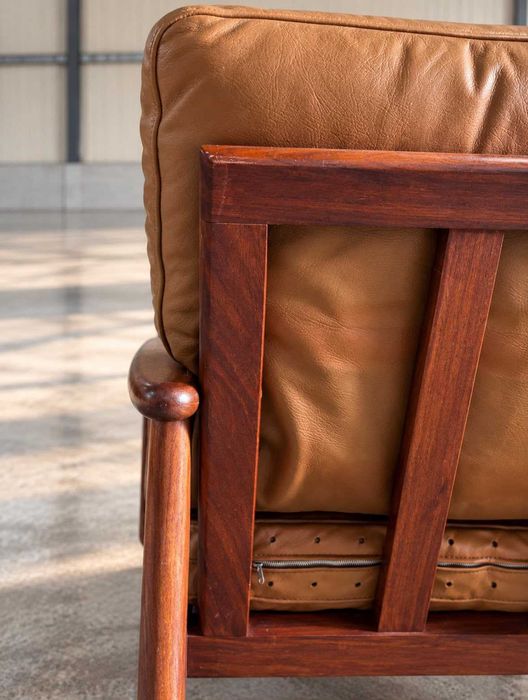 Par de Poltronas em Mogno