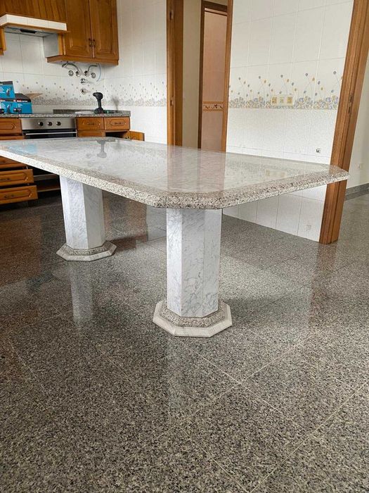 Mesa de mármore e granito