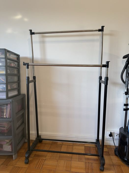 Cavalete em metal com barra dupla ajustável