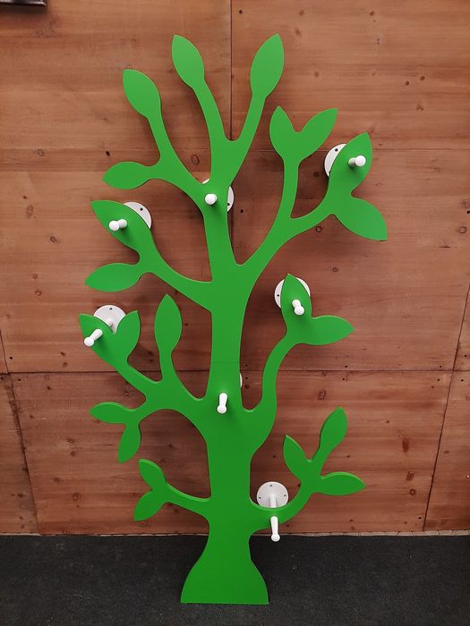 Czerwony lub zielony wieszak drzewo