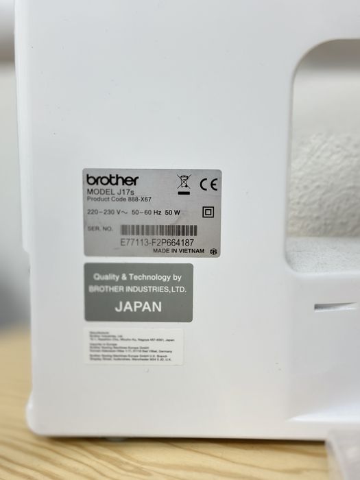 Máquina de costura Brother J17S