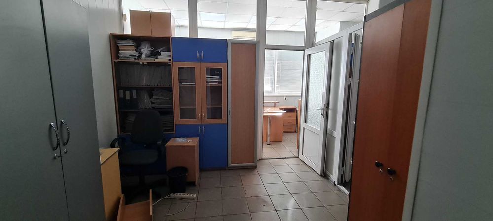 Продаж 790 кв.м. Фасадне приміщення та сто. вул. Космонавтів.