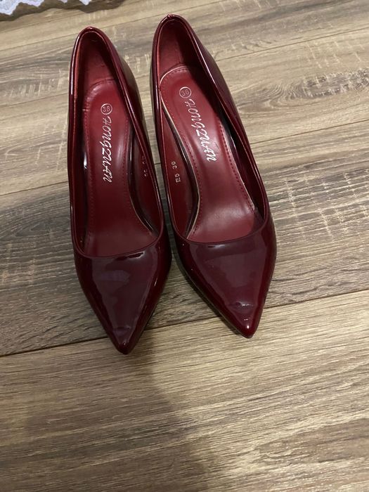 Туфлі чарівного бордового кольору