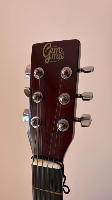 Guitarra acústica - usada poucas vezes