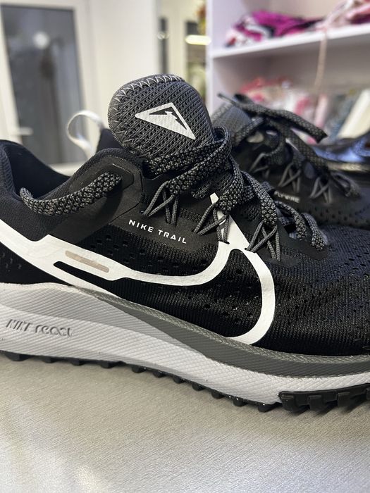 Оригінальні кросвіки NIKE